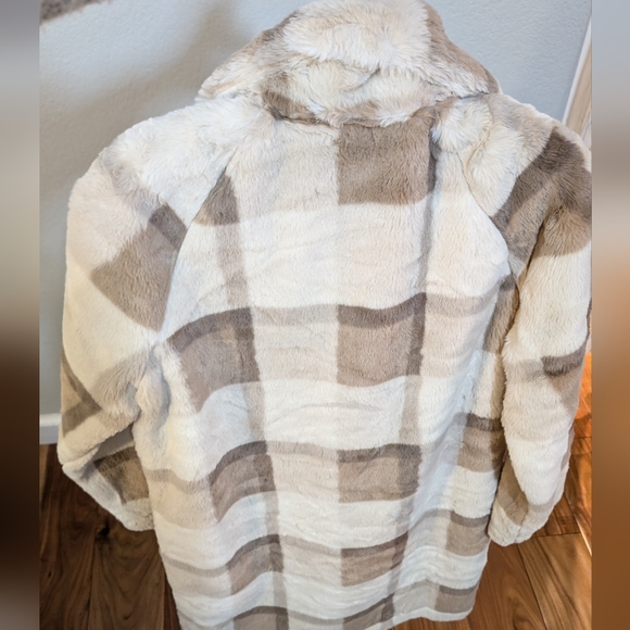 Melloday The Softest Double Breasted Faux Fur Coat Size Medium Nwt ❤️ - Picture 8 of 10